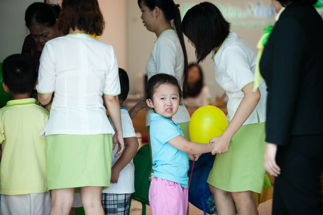 Vào đến lớp nhưng các bé vẫn cố nhìn bố mẹ. Chùm ảnh: Đáng yêu những 'thiên thần nhỏ' ngày khai trường Chùm ảnh: Nữ sinh cực "xì tin" trong ngày khai trường